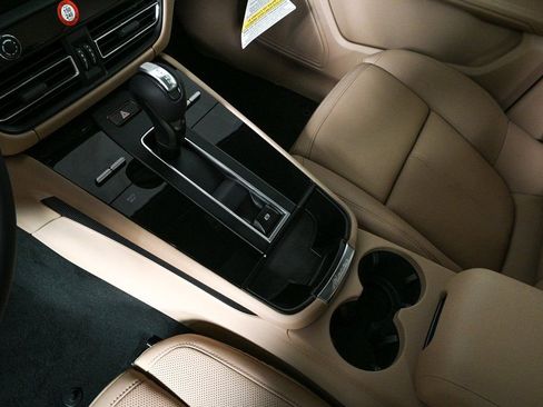 Certified 2026 Porsche Macan AWD/4WD image 18
