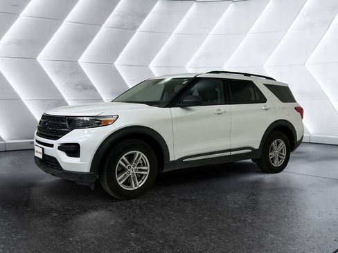 Used 2023 Ford Explorer XLT AWD/4WD image 3