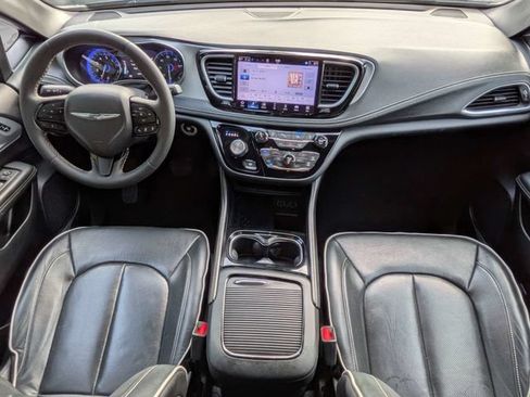 Used 2025 Chrysler Pacifica Limited FWD image 17