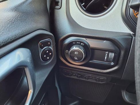 Used 2025 Jeep Gladiator Nighthawk image 23