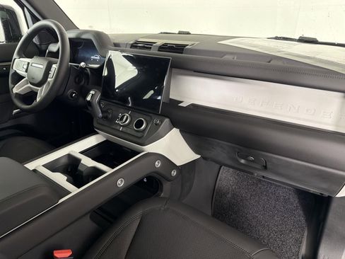 New 2026 Land Rover Defender 110 X-Dynamic SE image 34