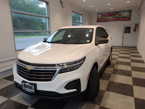Used 2023 Chevrolet Equinox LS w/ LS Convenience Package AWD/4WD image 2