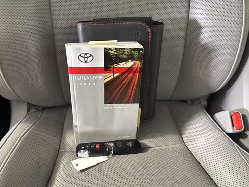 Used 2018 Toyota Highlander Limited Platinum AWD/4WD image 24