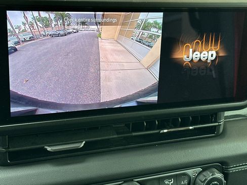 Used 2025 Jeep Wrangler Unlimited Sahara AWD/4WD image 19