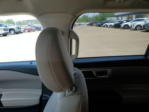 Used 2020 Ford Explorer XLT AWD/4WD image 12