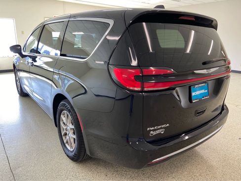 Used 2024 Chrysler Pacifica Touring-L FWD image 11