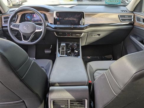 Used 2025 Volkswagen Atlas SE image 28