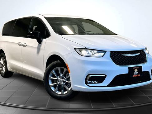 New 2026 Chrysler Pacifica Select image 22