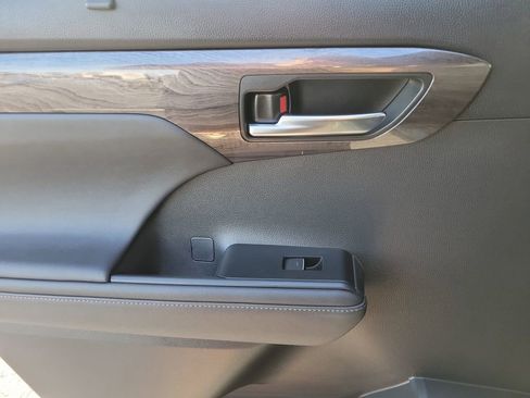Used 2023 Toyota Highlander Limited image 9