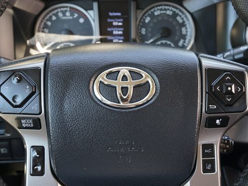 Used 2018 Toyota Tacoma SR5 AWD/4WD image 19