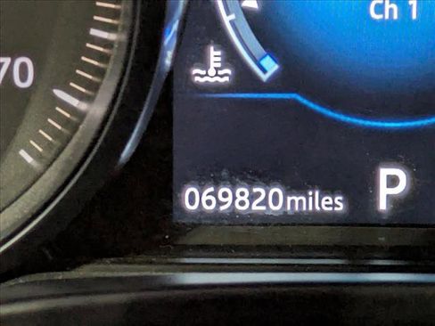 Used 2019 Jaguar F-PACE Premium image 12