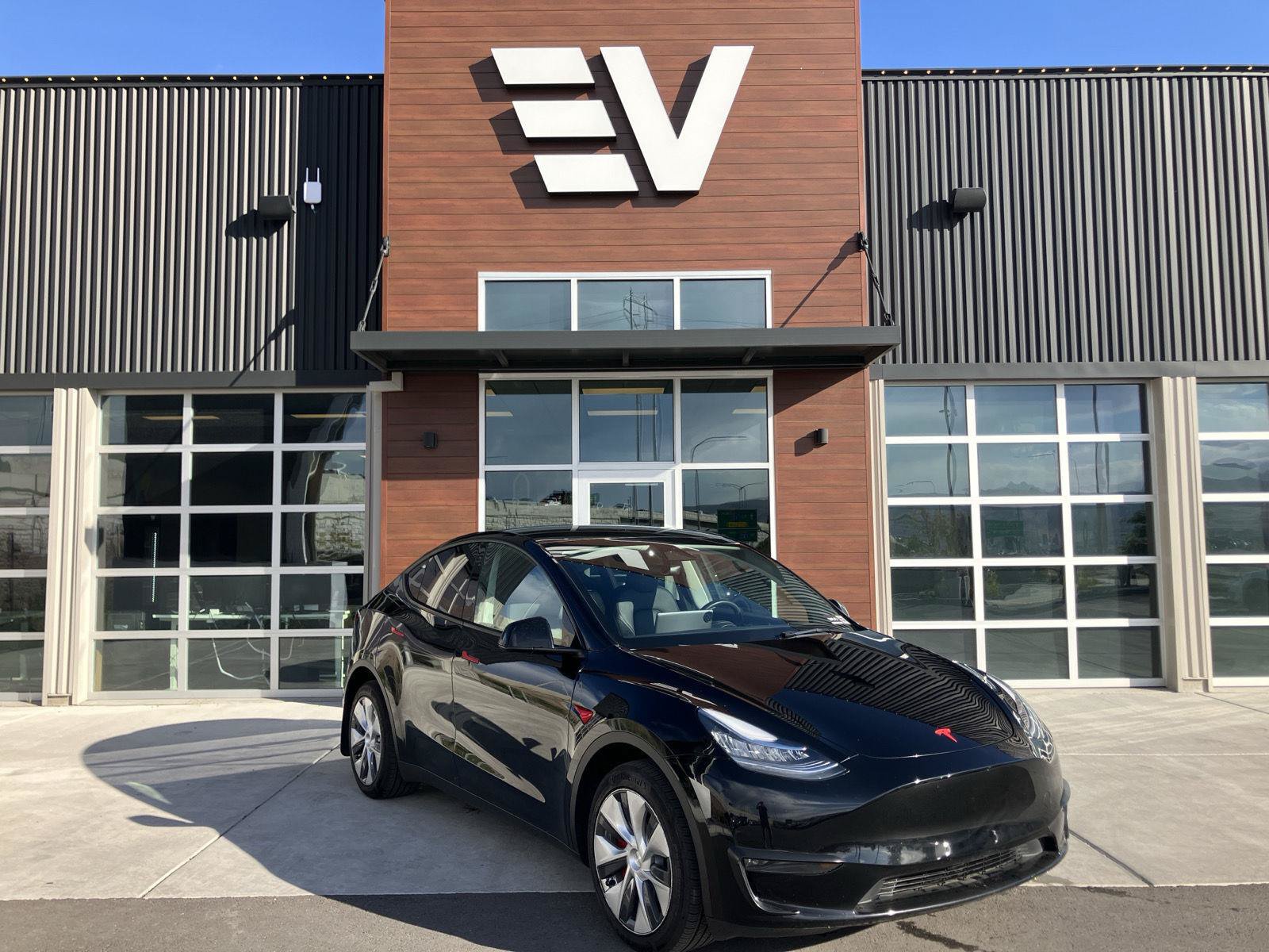 Used 2023 Tesla Model Y Long Range AWD/4WD image 1