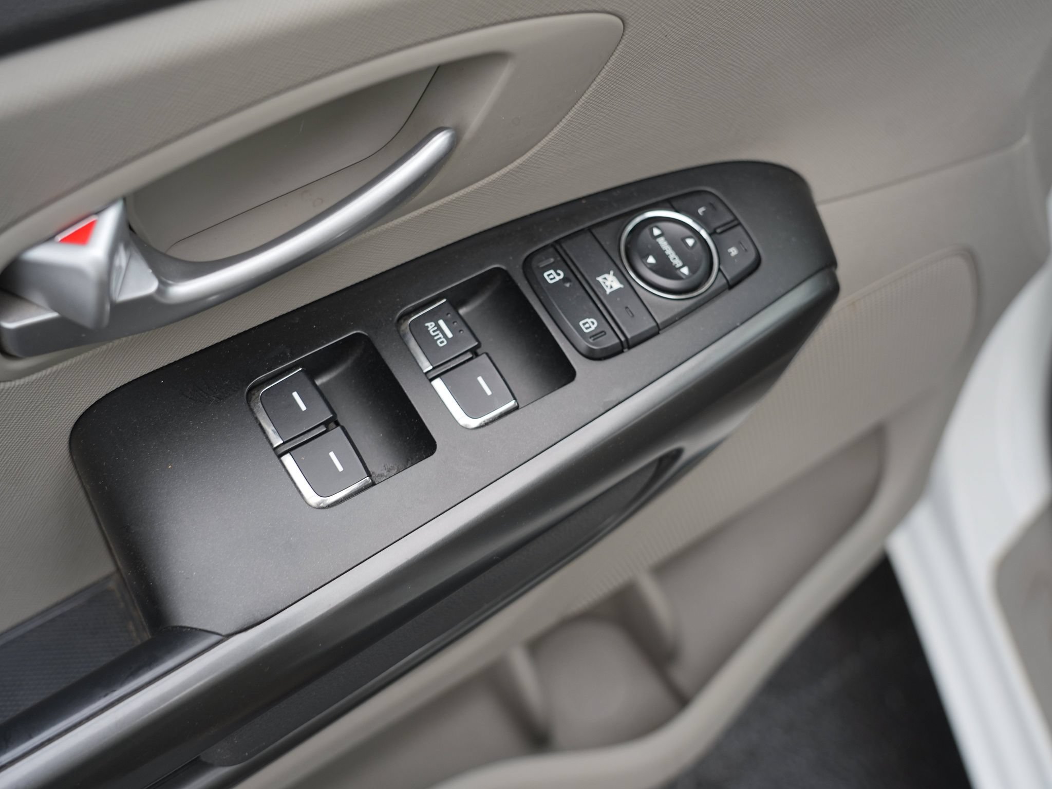 Used 2018 Kia Sedona L FWD image 16