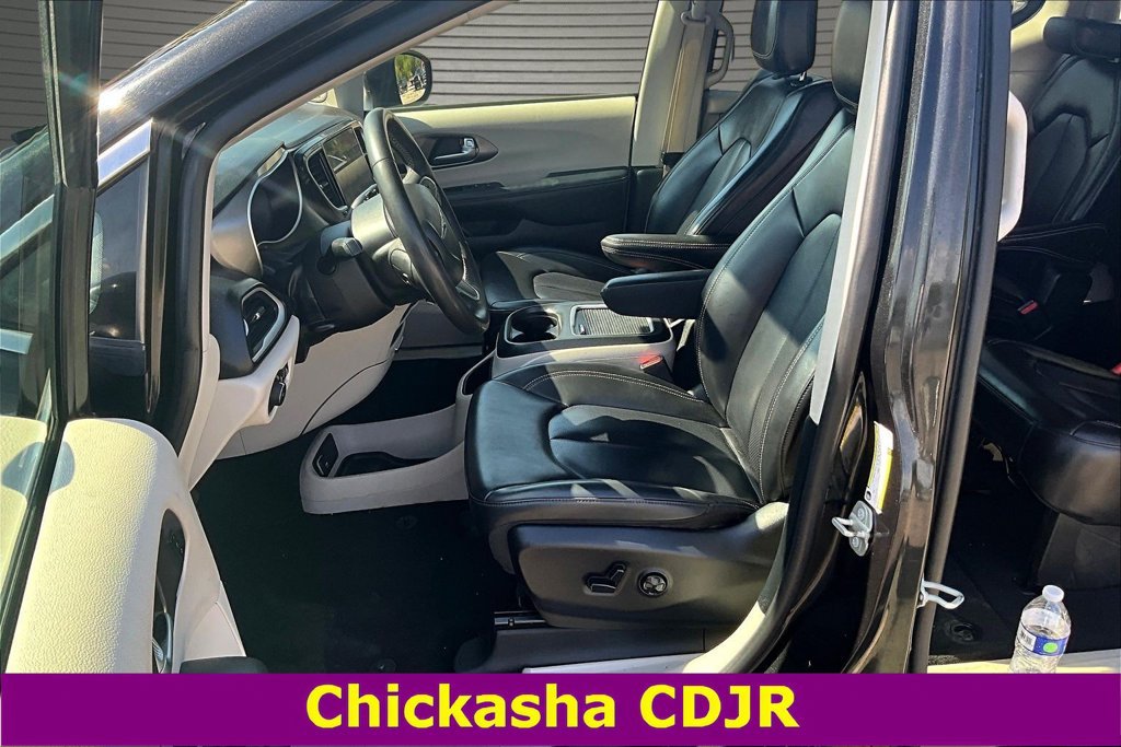 Used 2023 Chrysler Pacifica Touring-L FWD image 20