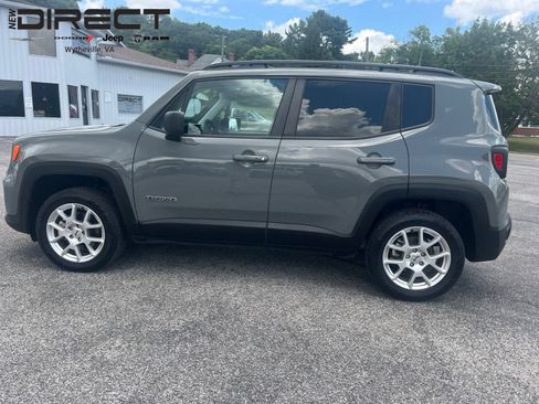 Used 2022 Jeep Renegade Latitude AWD/4WD image 3