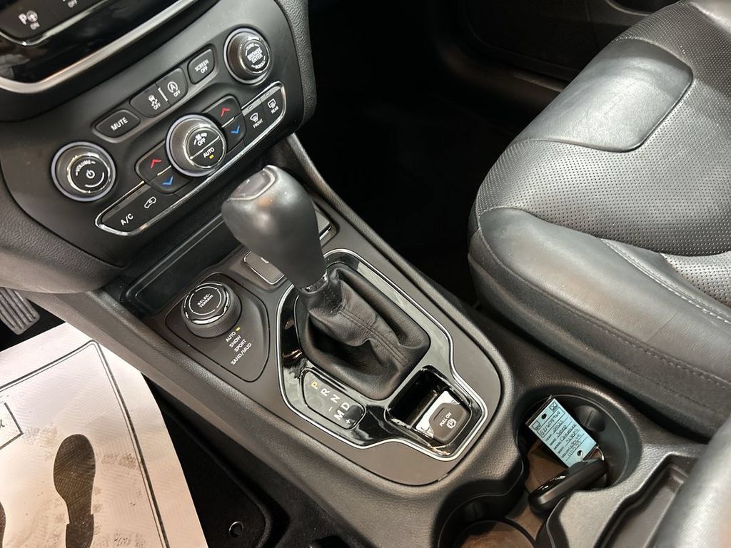 Used 2021 Jeep Cherokee Limited AWD/4WD image 17