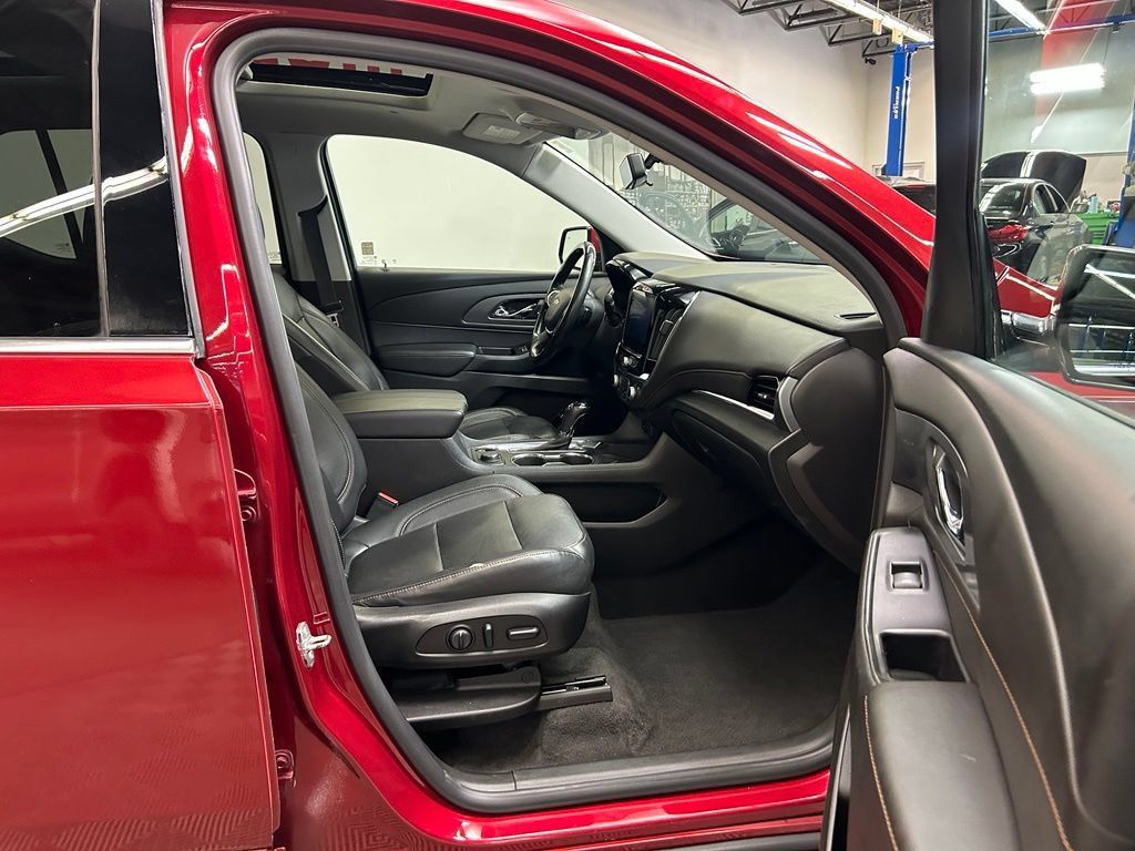 Used 2019 Chevrolet Traverse Premier w/ Driver Confidence II Package FWD image 4