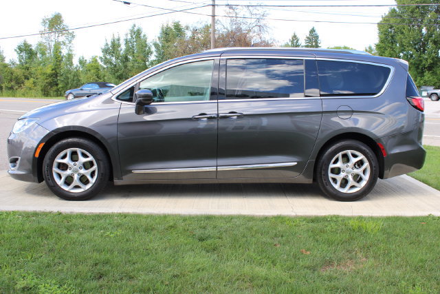 Used 2018 Chrysler Pacifica Touring-L w/ Tire & Wheel Group FWD image 28