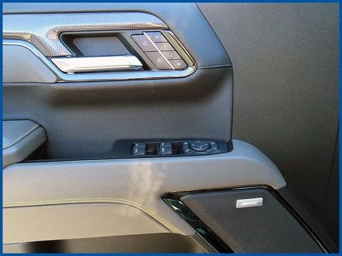 Used 2023 Chevrolet Silverado 1500 ZR2 w/ Technology Package AWD/4WD image 12