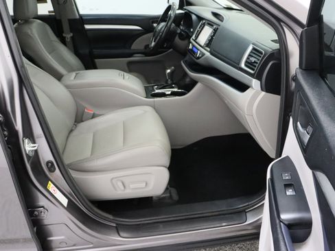 Used 2018 Toyota Highlander XLE FWD image 42