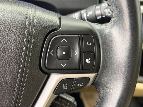 Used 2018 Toyota Highlander XLE image 25