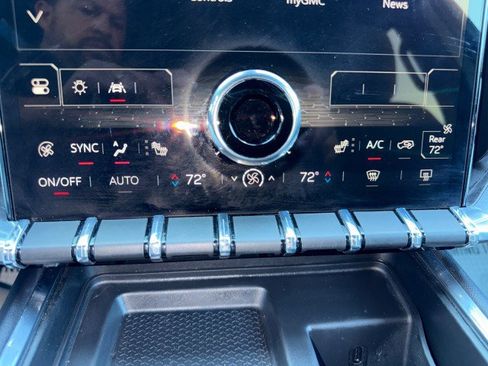Used 2025 GMC Acadia Elevation FWD image 21