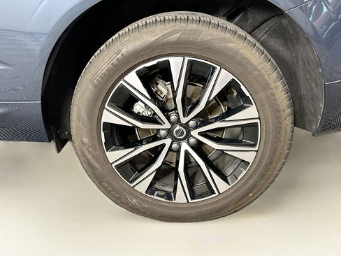 Used 2025 Volvo XC60 B5 Core image 11