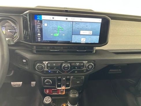 Used 2024 Jeep Wrangler Unlimited image 21