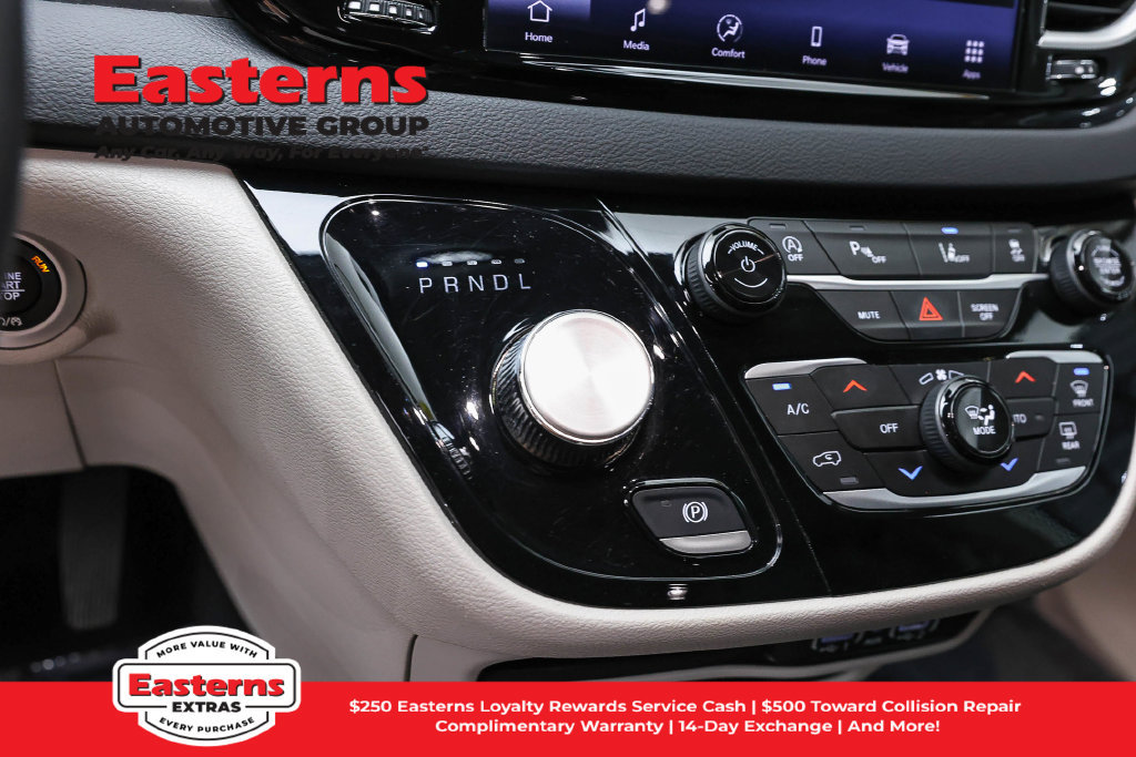 Used 2024 Chrysler Pacifica Touring-L FWD image 14