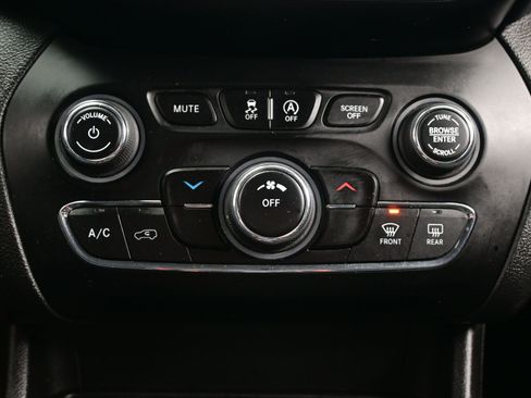 Used 2019 Jeep Cherokee Latitude w/ Cold Weather Group image 19
