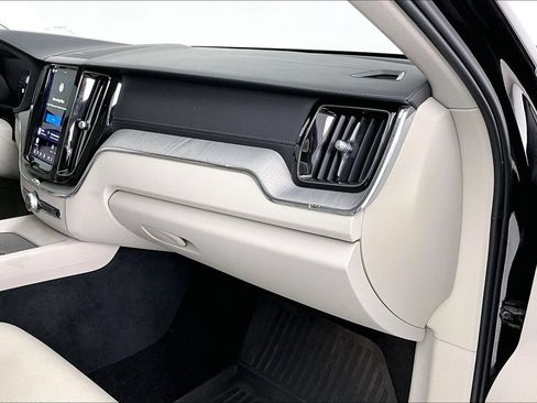 Certified 2024 Volvo XC60 B5 Ultimate w/ Protection Package Premier AWD/4WD image 19