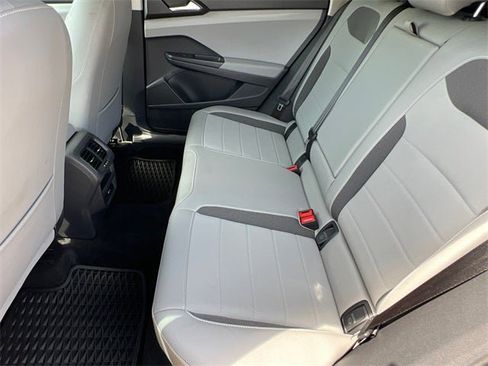 Used 2022 Volkswagen Taos SE w/ Panoramic Sunroof Package image 19