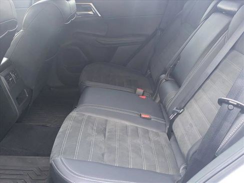 Used 2024 Mitsubishi Outlander SE image 18