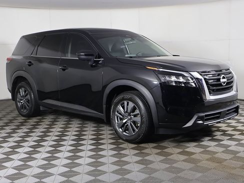 Used 2024 Nissan Pathfinder S image 2