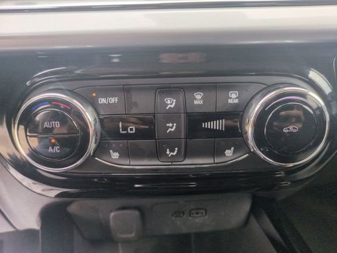 Used 2025 Chevrolet Trax LT w/ LT Convenience Package FWD image 25