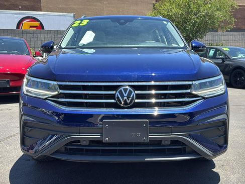Used 2023 Volkswagen Tiguan SE w/ Panoramic Sunroof Package FWD image 2