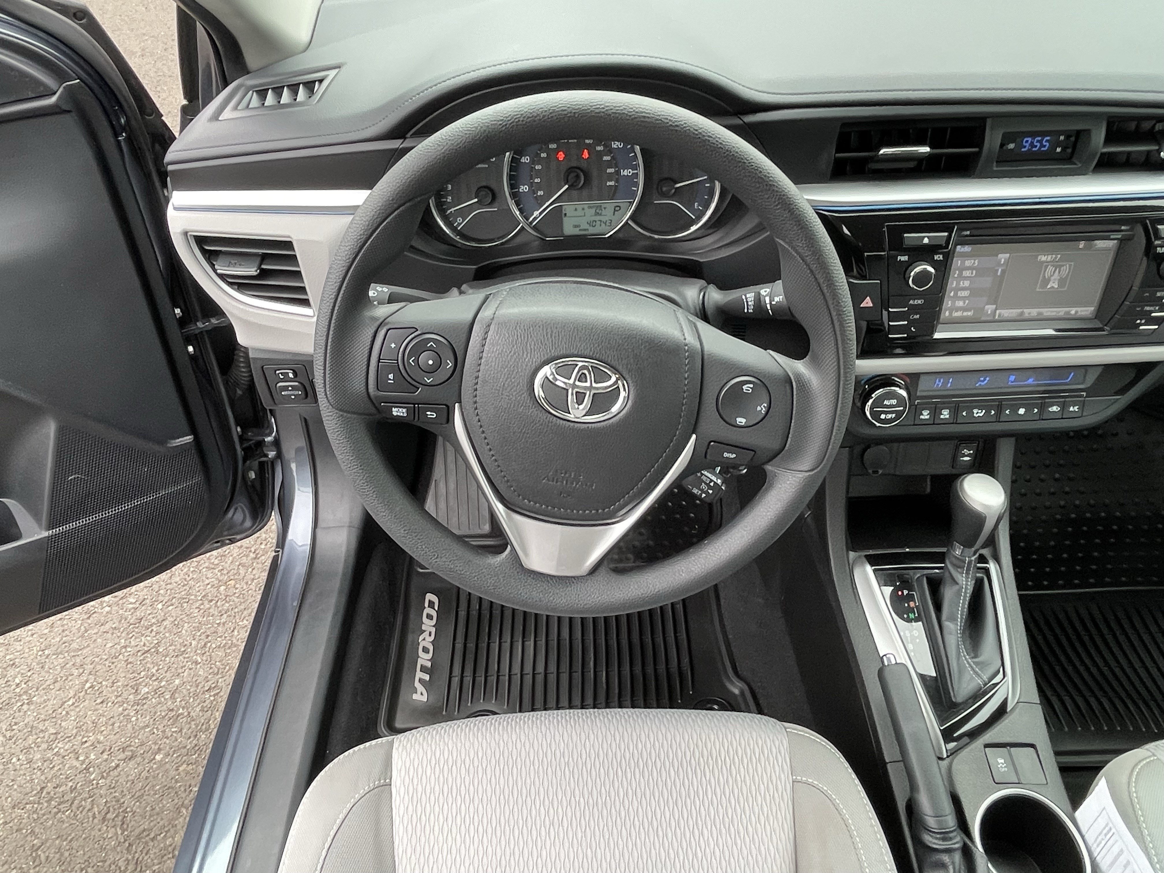 Used 2015 Toyota Corolla LE FWD image 13