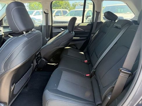 Used 2023 Jeep Grand Cherokee Laredo AWD/4WD image 24