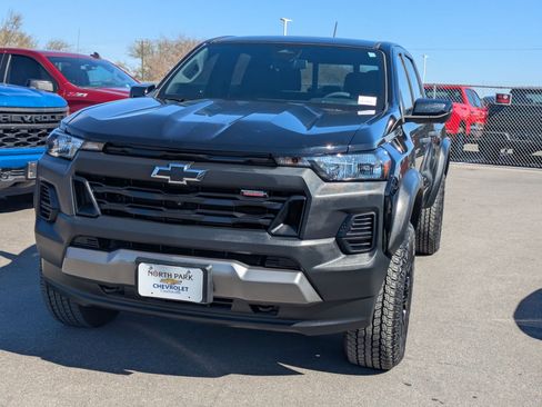 Used 2024 Chevrolet Colorado Trail Boss w/ Technology Package image 7