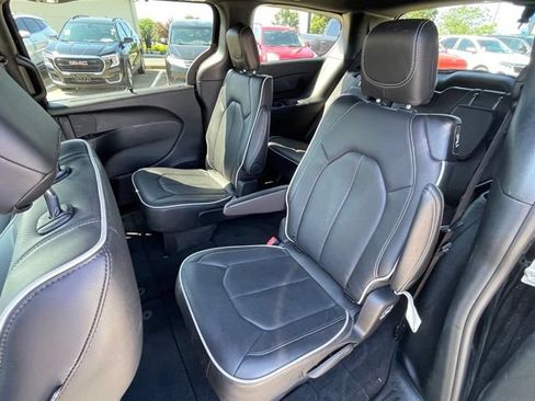 Used 2026 Chrysler Pacifica Limited FWD image 18