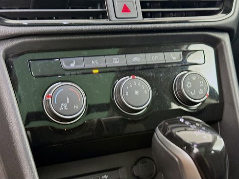 Used 2023 Volkswagen Taos SE w/ Panoramic Sunroof Package image 23