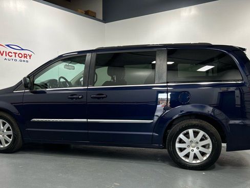 Used 2013 Chrysler Town & Country Touring image 4