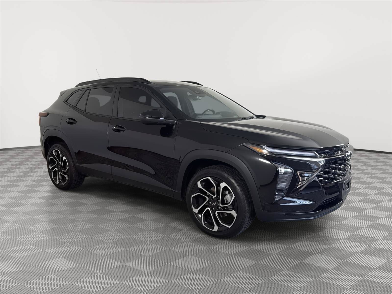 Used 2025 Chevrolet Trax RS FWD image 1