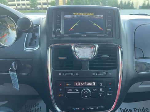 Used 2014 Chrysler Town & Country Touring FWD image 21