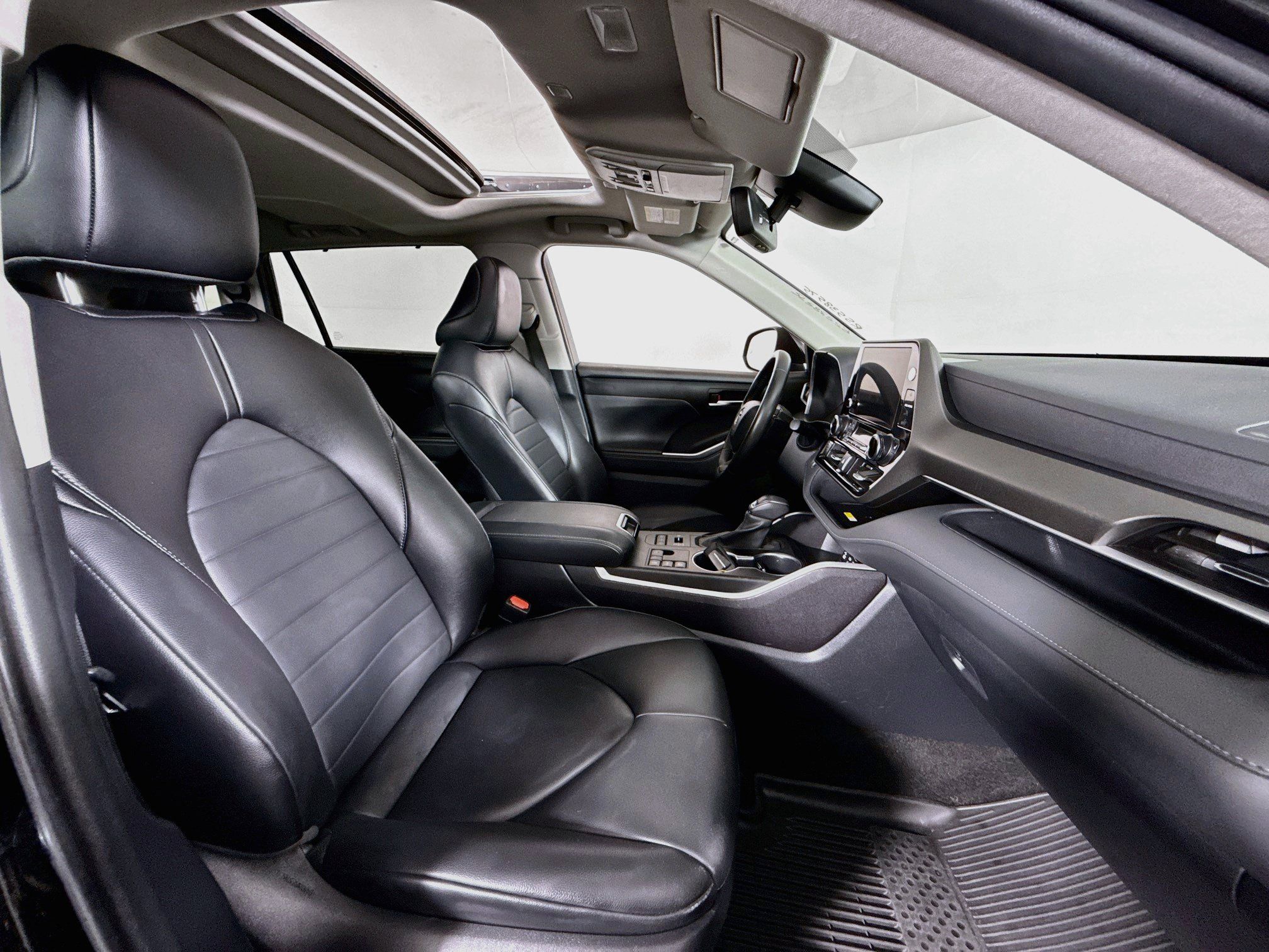 Used 2024 Toyota Highlander XLE AWD/4WD image 30