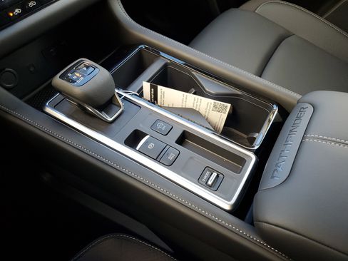 New 2025 Nissan Pathfinder SL image 10