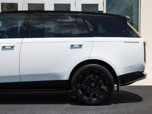 Used 2025 Land Rover Range Rover Long Wheelbase SE AWD/4WD image 6