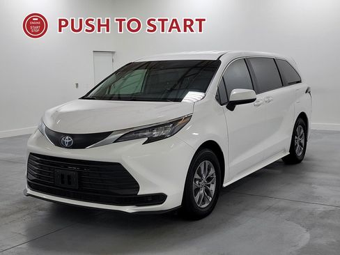 Used 2024 Toyota Sienna LE FWD image 4