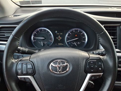 Used 2019 Toyota Highlander SE AWD/4WD image 22