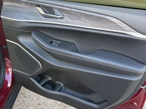 Used 2025 Jeep Grand Cherokee Limited w/ Black Appearance Package image 9